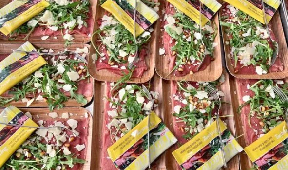Schaal met aperitiefhapjes van De Plaetse Molen