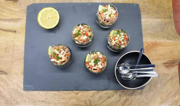 Warme en koude aperitiefhapjes klaargezet op een schaal