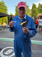 Jacques Vermeire met een puntzak frietjes van De Plaetse Molen