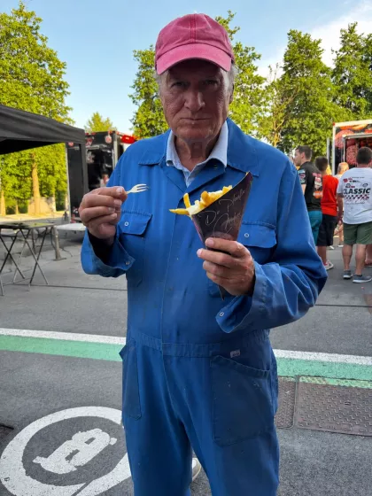 Jacques Vermeire met een puntzak frietjes van De Plaetse Molen
