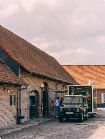 Mobiele frituur met bestelwagen voor een hoeve tijdens een feest